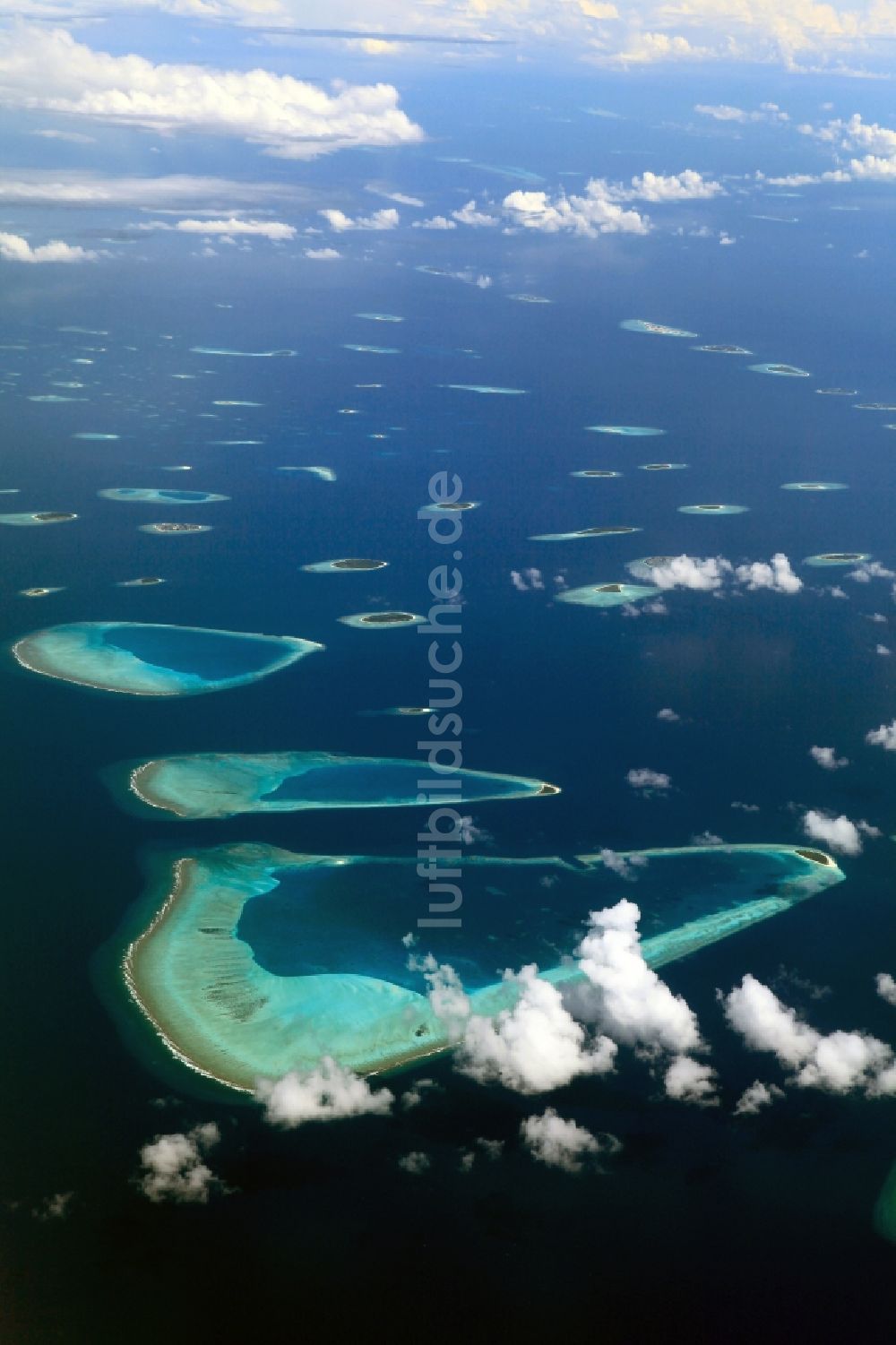 Luftaufnahme Dharanboodhoo - Quell- Wolken verhangener Küstenbereich Indischer Ozean - Insel in Dharanboodhoo in Central Province, Malediven