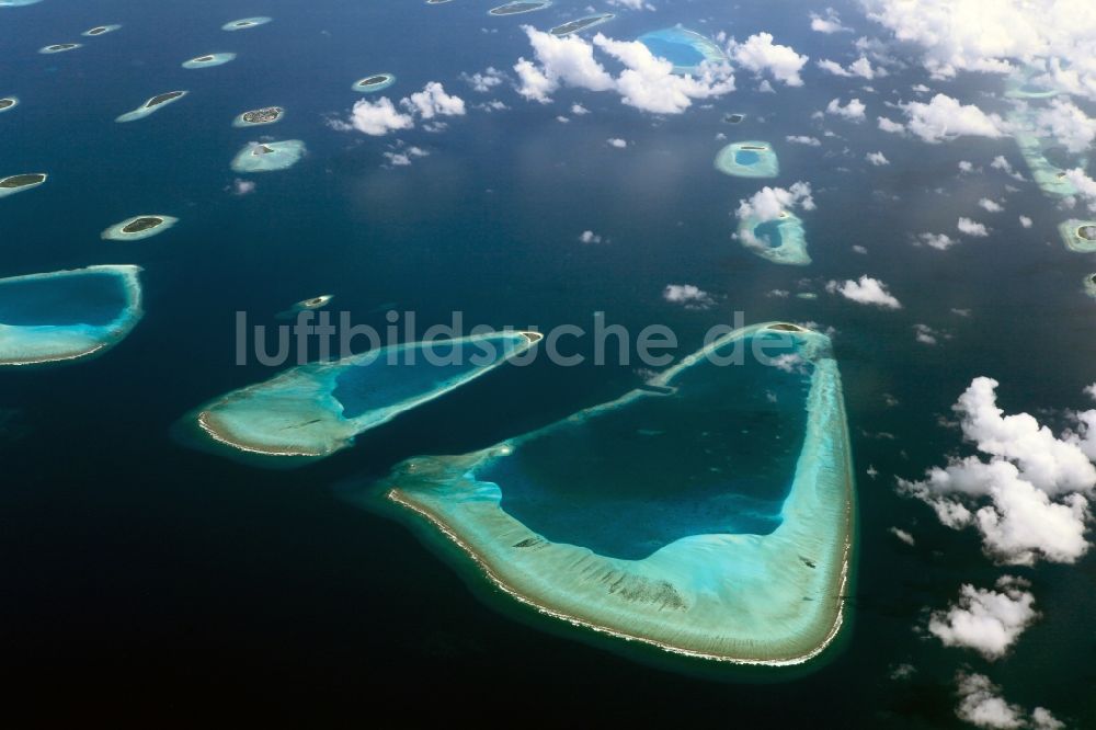 Dharanboodhoo von oben - Quell- Wolken verhangener Küstenbereich Indischer Ozean - Insel in Dharanboodhoo in Central Province, Malediven