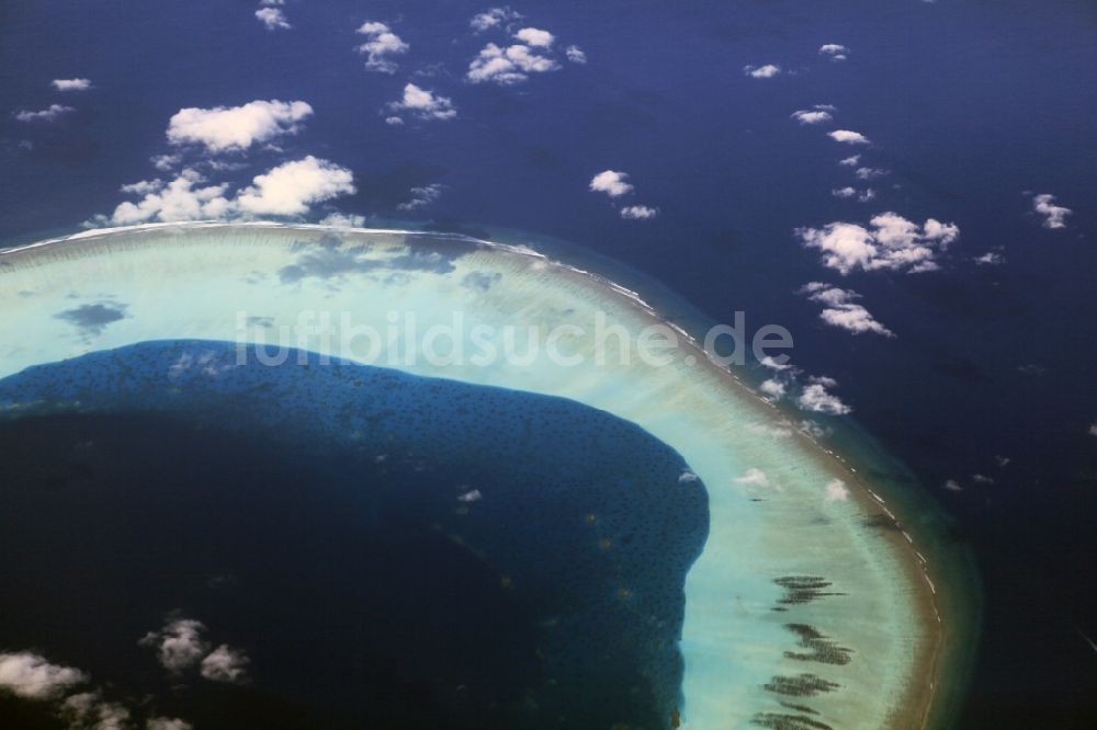 Luftbild Dharanboodhoo - Quell- Wolken verhangener Küstenbereich Indischer Ozean - Insel in Dharanboodhoo in Central Province, Malediven