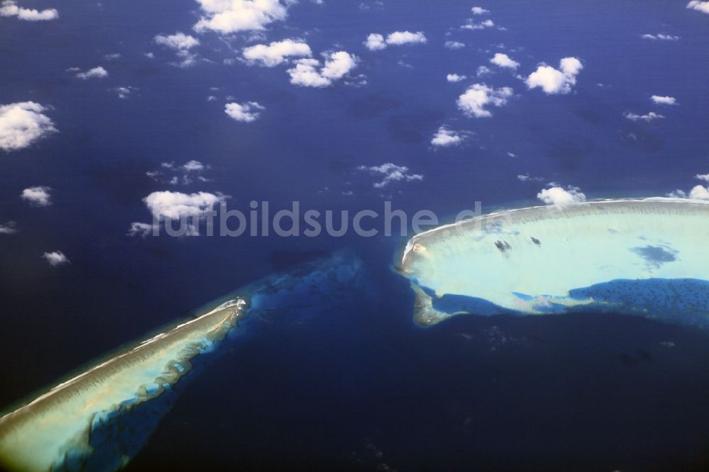 Luftaufnahme Dharanboodhoo - Quell- Wolken verhangener Küstenbereich Indischer Ozean - Insel in Dharanboodhoo in Central Province, Malediven