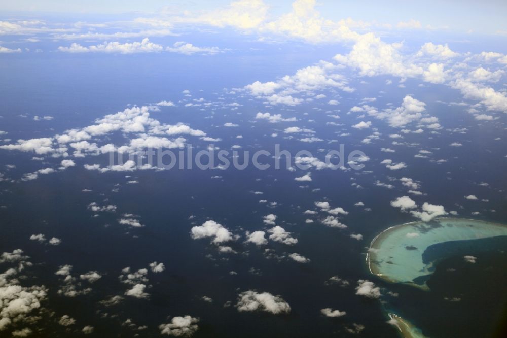 Luftbild Dharanboodhoo - Quell- Wolken verhangener Küstenbereich Indischer Ozean - Insel in Dharanboodhoo in Central Province, Malediven