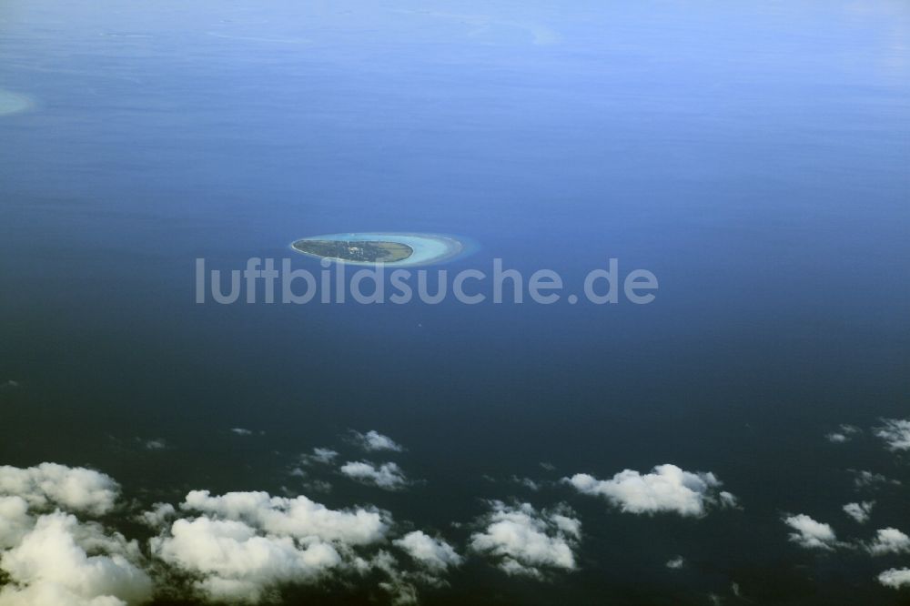 Luftaufnahme Dharanboodhoo - Quell- Wolken verhangener Küstenbereich Indischer Ozean - Insel in Dharanboodhoo in Central Province, Malediven