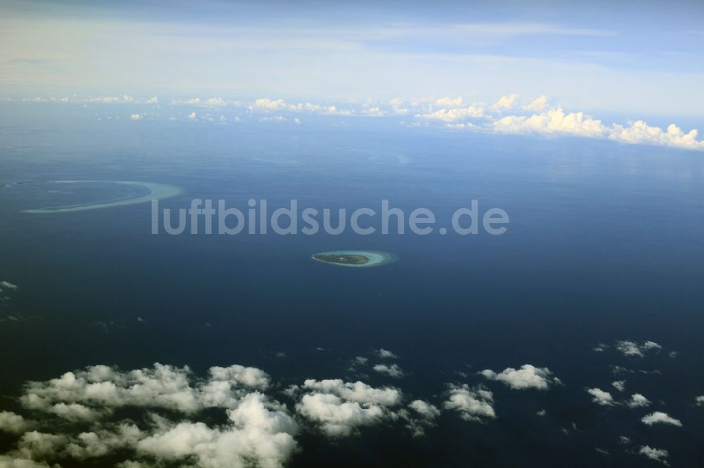 Luftaufnahme Dharanboodhoo - Quell- Wolken verhangener Küstenbereich Indischer Ozean - Insel in Dharanboodhoo in Central Province, Malediven