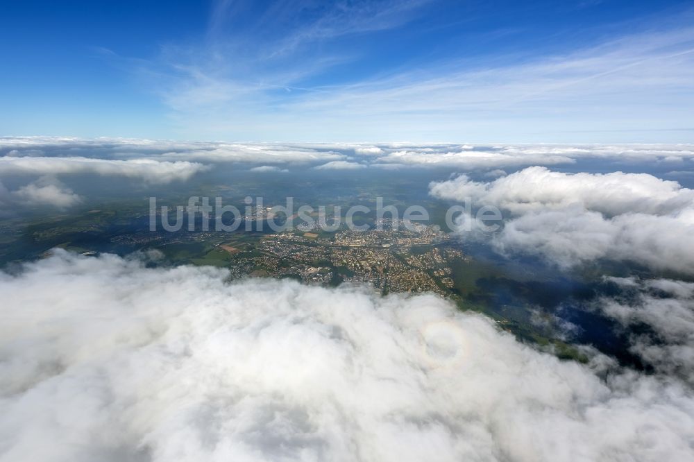 Menden aus der Vogelperspektive: Quellwolken verhangenes Stadtzentrum von Menden im Bundesland Nordrhein-Westfalen