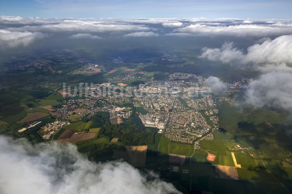 Luftaufnahme Menden - Quellwolken verhangenes Stadtzentrum von Menden im Bundesland Nordrhein-Westfalen