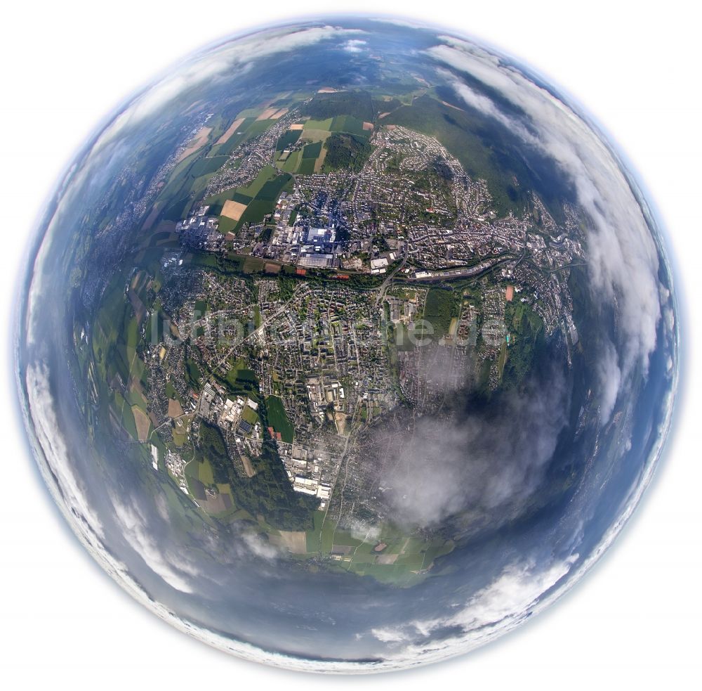 Menden von oben - Quellwolken verhangenes Stadtzentrum von Menden im Bundesland Nordrhein-Westfalen