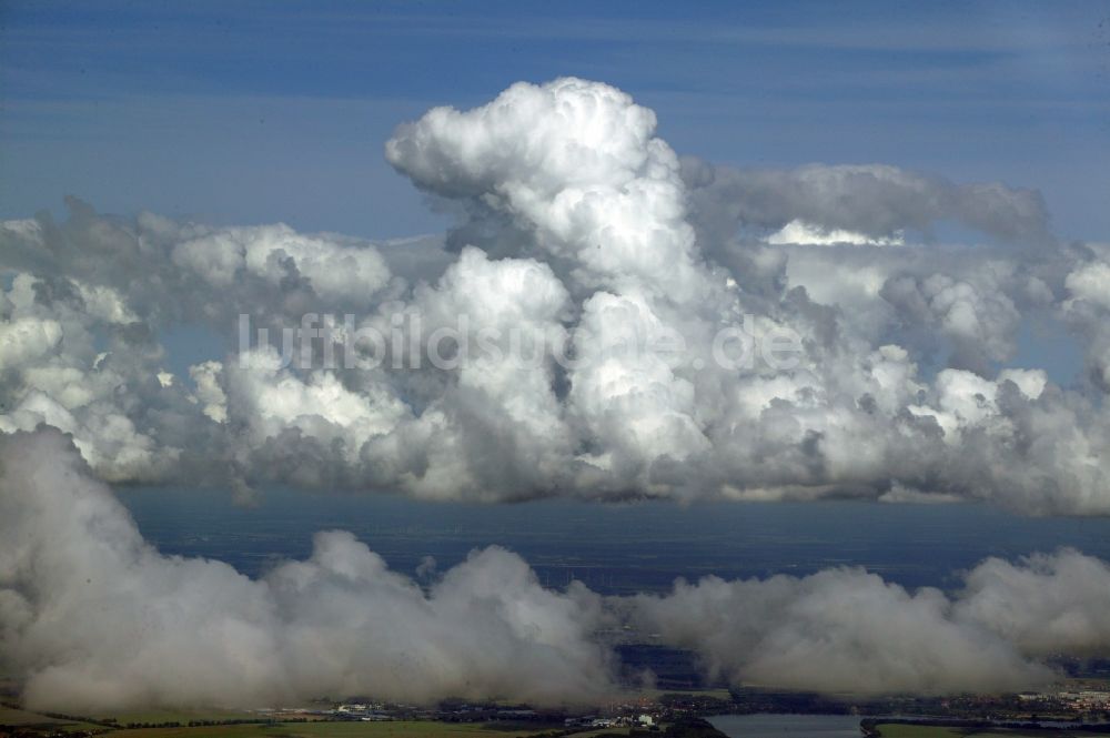 Berlin von oben - Quellwolkenbildungs- Wetter am Stadtrand von Grünau in Berlin