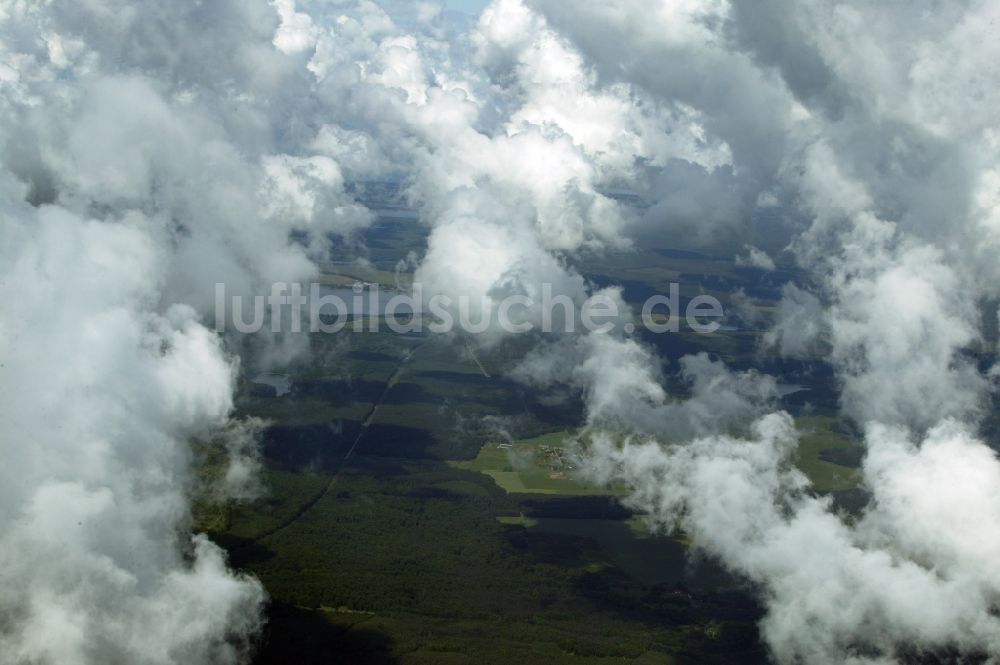 Luftbild Berlin - Quellwolkenbildungs- Wetter am Stadtrand von Grünau in Berlin