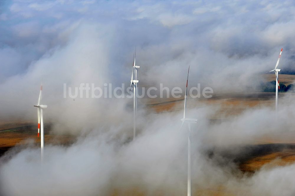 Werneuchen Ortsteil Seefeld von oben - Quellwolkenschichten verhängen die Sicht auf eine Windkraftanlage zur Stromerzeugung im brandenburgischen Seefeld