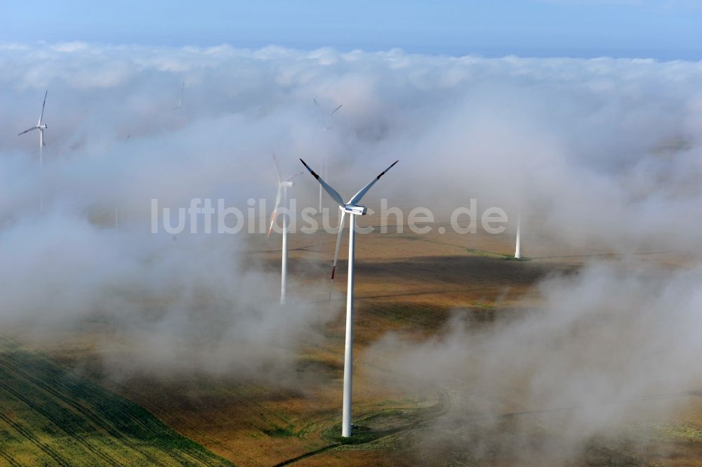 Luftbild Werneuchen Ortsteil Seefeld - Quellwolkenschichten verhängen die Sicht auf eine Windkraftanlage zur Stromerzeugung im brandenburgischen Seefeld