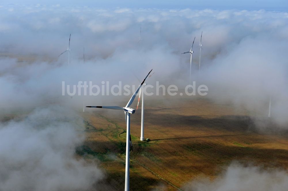 Luftaufnahme Werneuchen Ortsteil Seefeld - Quellwolkenschichten verhängen die Sicht auf eine Windkraftanlage zur Stromerzeugung im brandenburgischen Seefeld