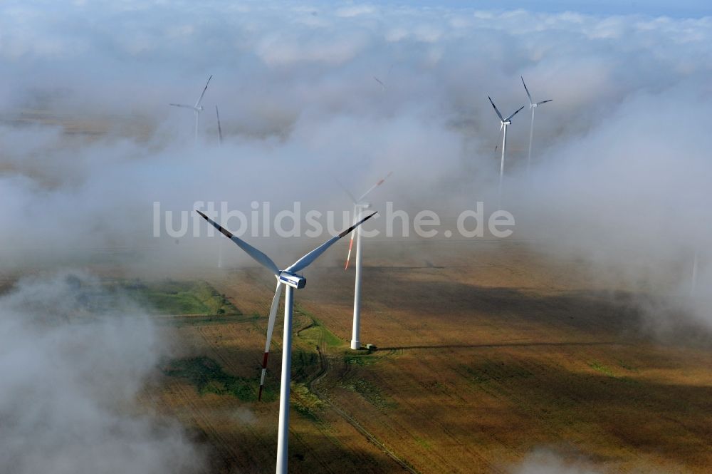 Werneuchen Ortsteil Seefeld von oben - Quellwolkenschichten verhängen die Sicht auf eine Windkraftanlage zur Stromerzeugung im brandenburgischen Seefeld