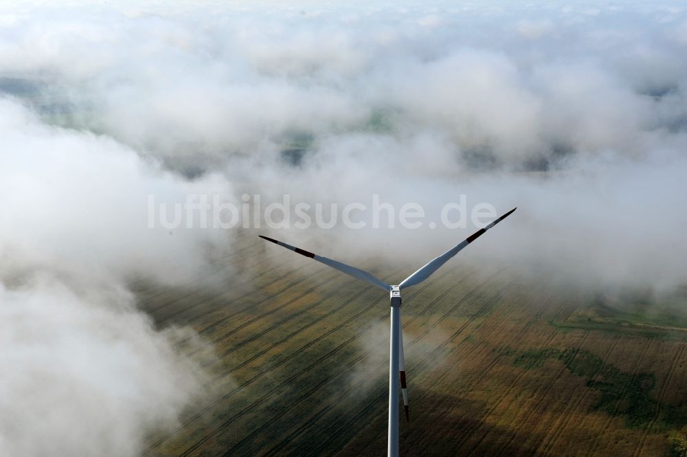 Werneuchen Ortsteil Seefeld aus der Vogelperspektive: Quellwolkenschichten verhängen die Sicht auf eine Windkraftanlage zur Stromerzeugung im brandenburgischen Seefeld