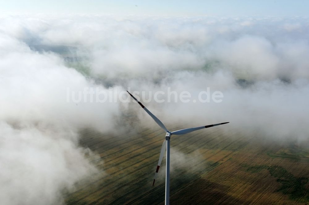 Luftbild Werneuchen Ortsteil Seefeld - Quellwolkenschichten verhängen die Sicht auf eine Windkraftanlage zur Stromerzeugung im brandenburgischen Seefeld