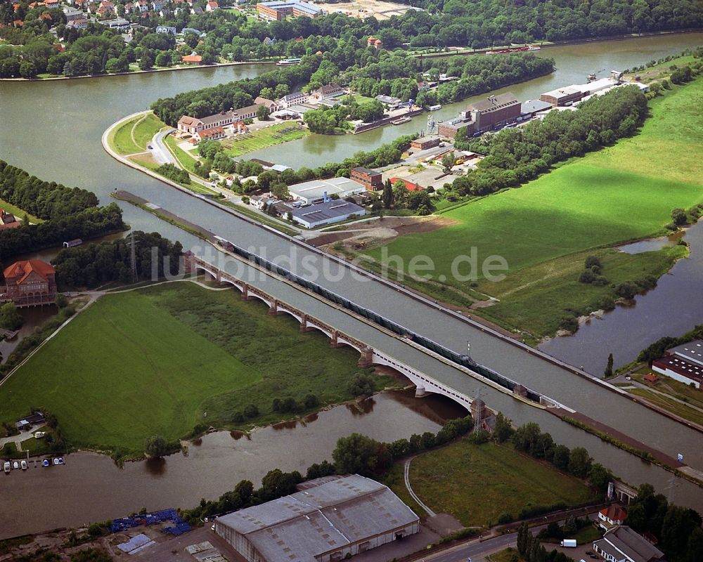 Minden von oben - Querung der Trogbrücken des Mittelandkanales über der Weser in Minden im Bundesland Nordrhein-Westfalen