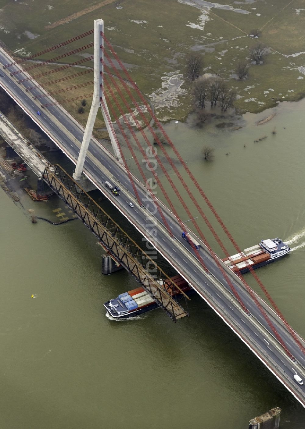 Luftbild Wesel - Querung der Ufer des Rhein durch die Rheinbrücke zwischen Büderich und Wesel am Niederrhein im Bundesland Nordrhein-Westfalen NRW