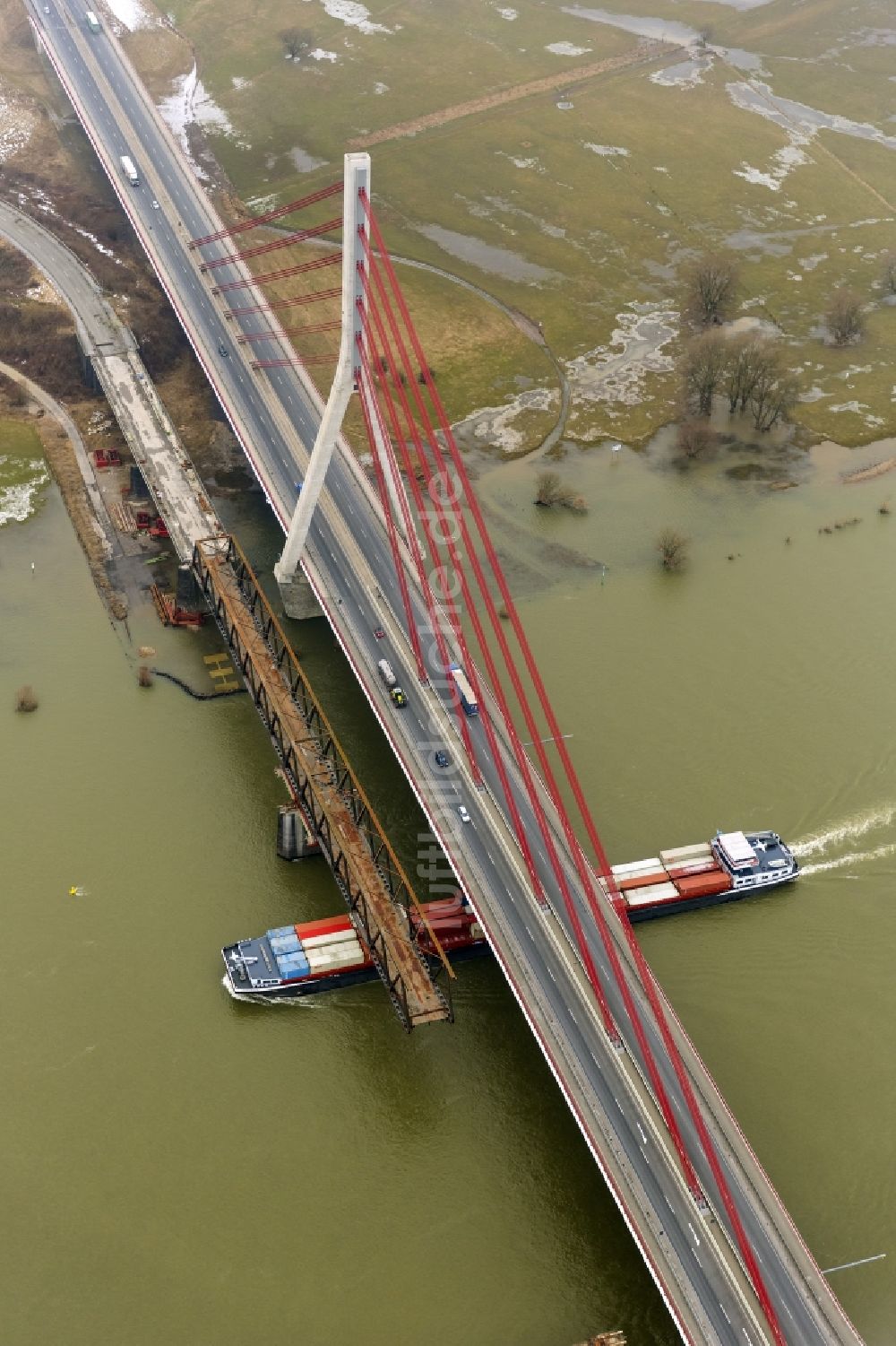 Wesel von oben - Querung der Ufer des Rhein durch die Rheinbrücke zwischen Büderich und Wesel am Niederrhein im Bundesland Nordrhein-Westfalen NRW