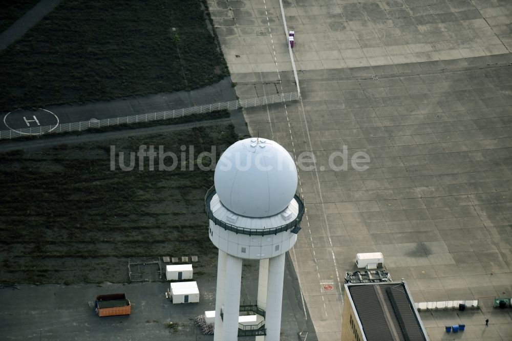 Luftbild Berlin - Radar- Antennen- Sendeturm und Funkmast der Flugsicherung auf dem ehemaligen Flughafen Tempelhof in Berlin