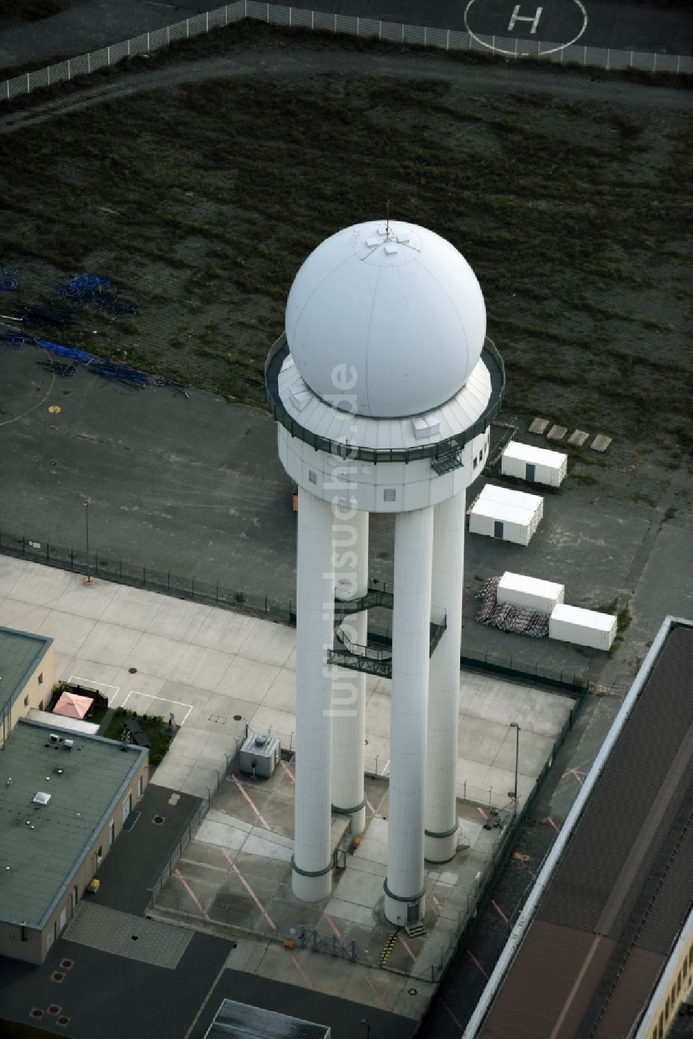 Luftaufnahme Berlin - Radar- Antennen- Sendeturm und Funkmast der Flugsicherung auf dem ehemaligen Flughafen Tempelhof in Berlin