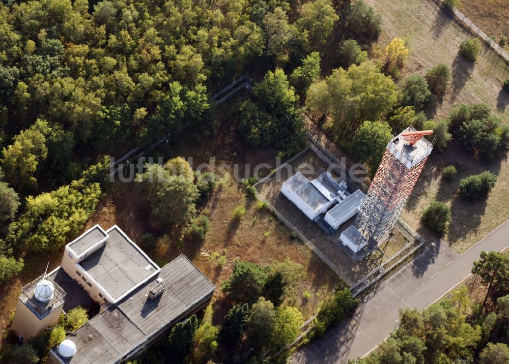 Luftaufnahme Berlin - Radar- Antennen- Sendeturm und Funkmast der Flugsicherung am Flughafen Tegel in Berlin