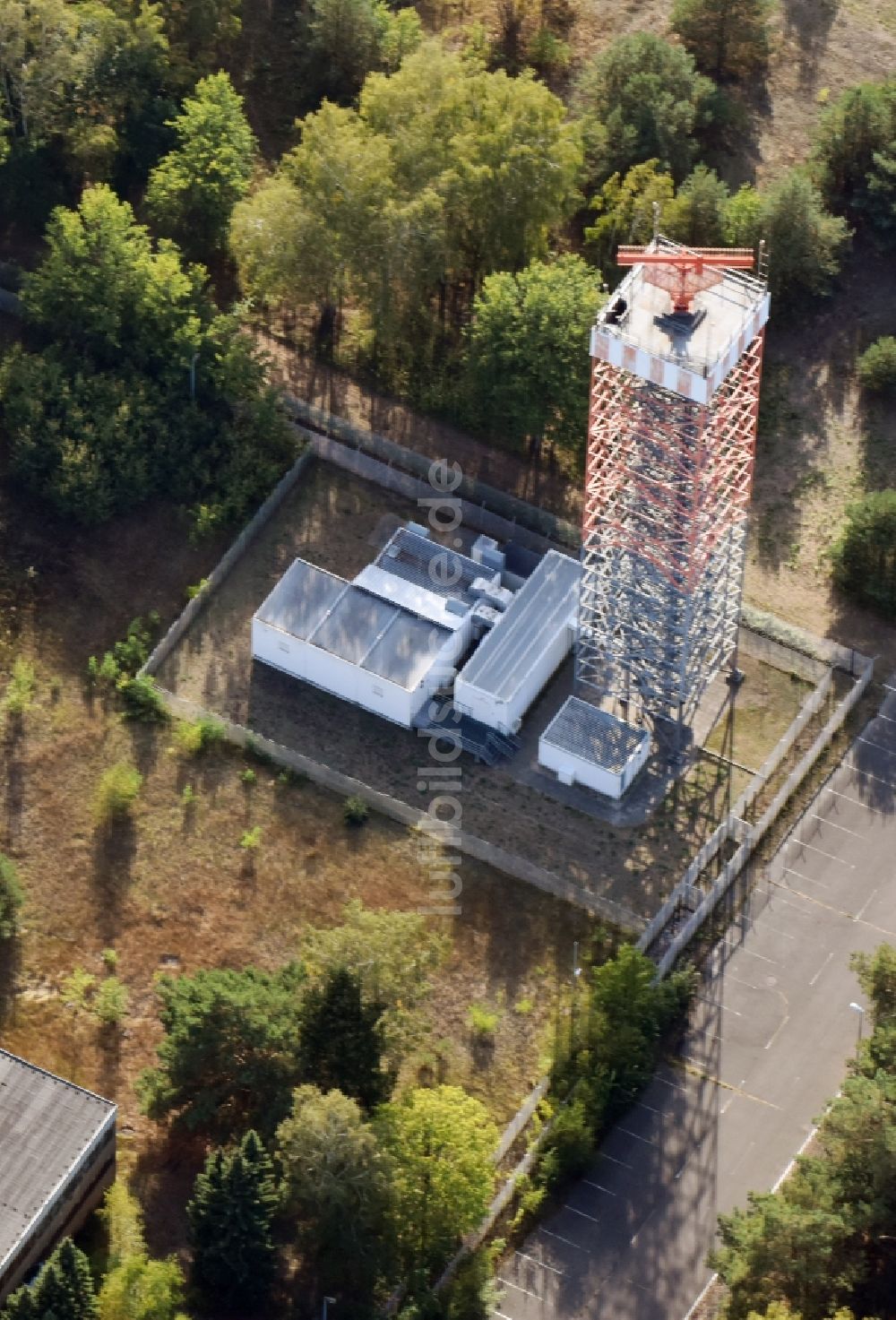 Berlin von oben - Radar- Antennen- Sendeturm und Funkmast der Flugsicherung am Flughafen Tegel in Berlin