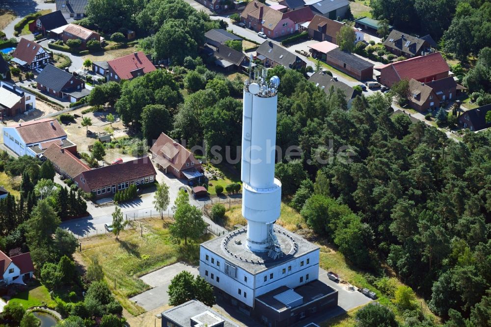 Barwedel aus der Vogelperspektive: Radar- Antennen- Sendeturm und Funkmast der Flugsicherung Am Funkberg in Barwedel im Bundesland Niedersachsen, Deutschland