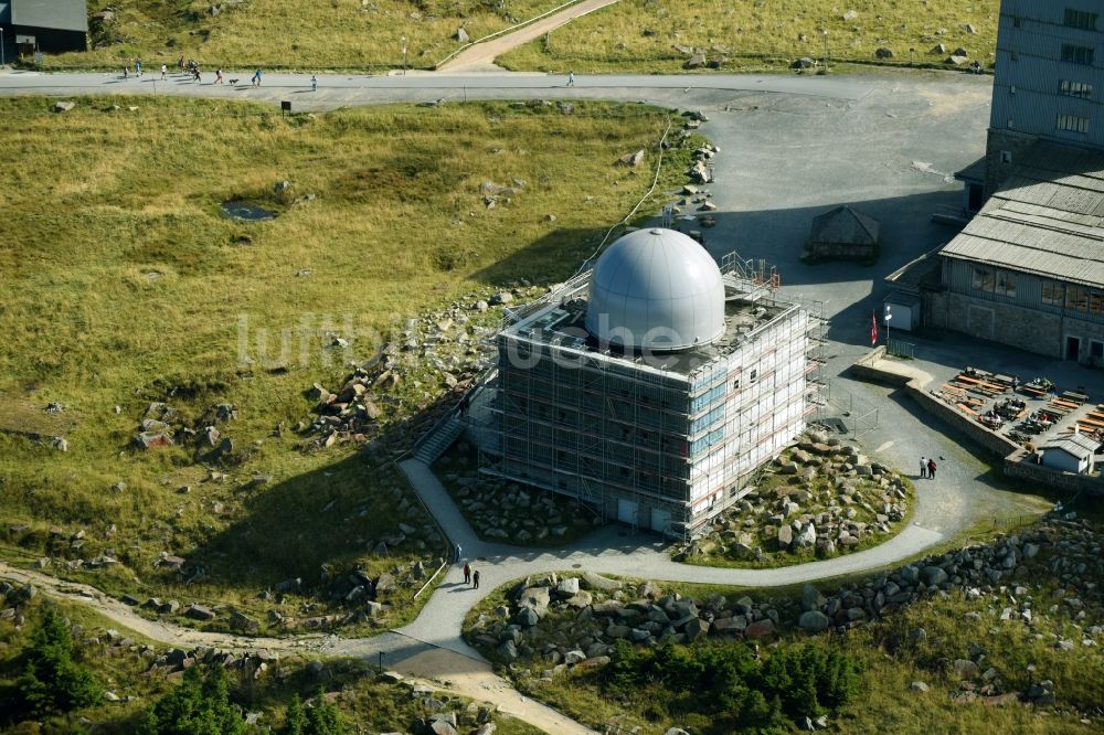 Luftaufnahme Brocken - Radar- Kuppel auf dem Gebäude einer formals militärisch genutzen Liegenschaft auf dem Brocken im Bundesland Sachsen-Anhalt, Deutschland