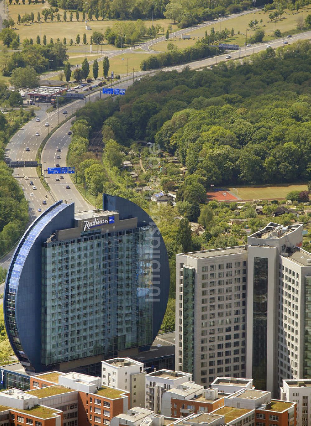 Frankfurt am Main aus der Vogelperspektive: RADISSON SAS- Hotel Blue Heaven (Scheibe) in Frankfurt / Main