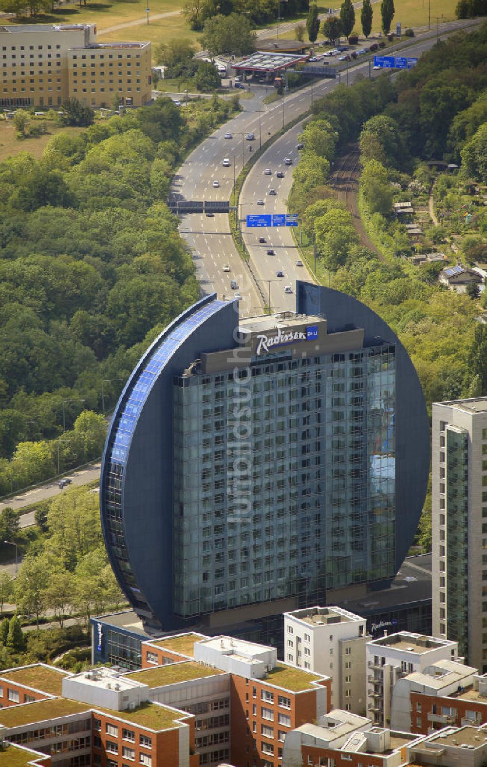 Luftbild Frankfurt am Main - RADISSON SAS- Hotel Blue Heaven (Scheibe) in Frankfurt / Main