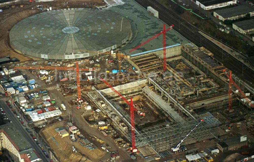 Berlin von oben - Radsport- und Schwimmhallenbau an der Landsberger Allee