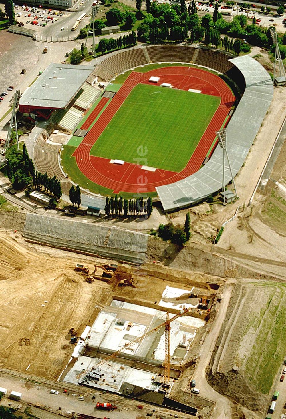 Luftbild Berlin / Friedrichshain - 24.05.1994 Radsporthalle-Baustelle auf dem Gelände der ehemaligen Seelenbinderhalle