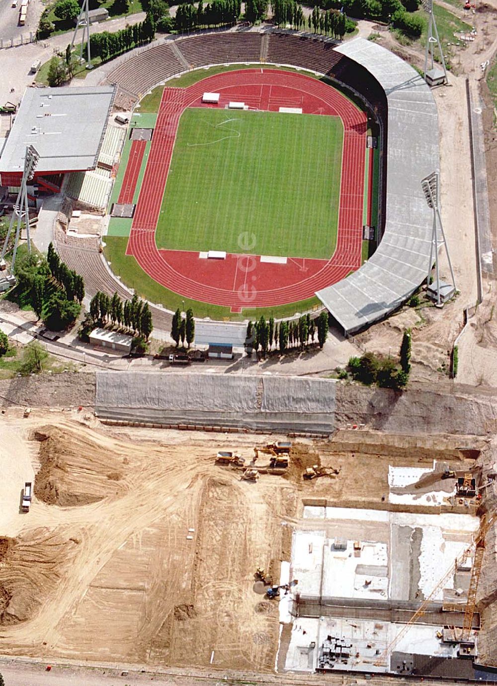 Luftaufnahme Berlin / Friedrichshain - 24.05.1994 Radsporthalle-Baustelle auf dem Gelände der ehemaligen Seelenbinderhalle