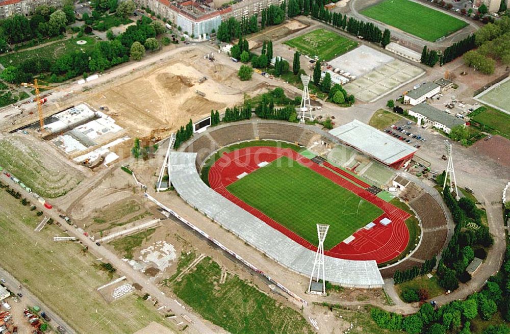 Berlin / Friedrichshain von oben - 24.05.1994 Radsporthalle-Baustelle auf dem Gelände der ehemaligen Seelenbinderhalle