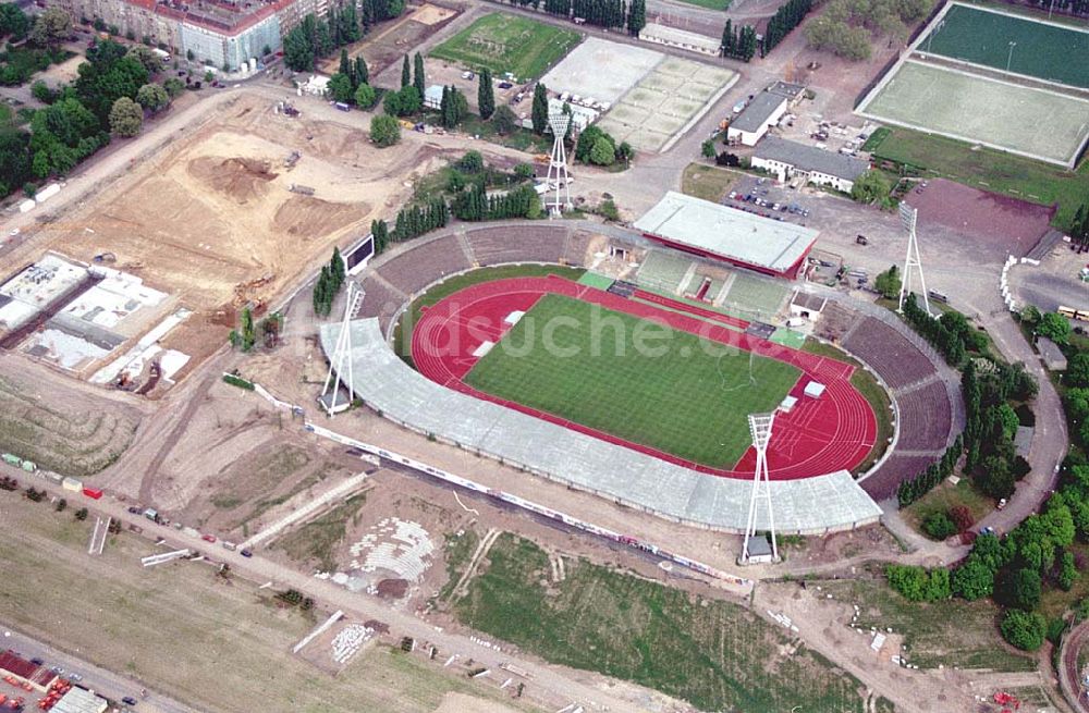 Berlin / Friedrichshain aus der Vogelperspektive: 24.05.1994 Radsporthalle-Baustelle auf dem Gelände der ehemaligen Seelenbinderhalle