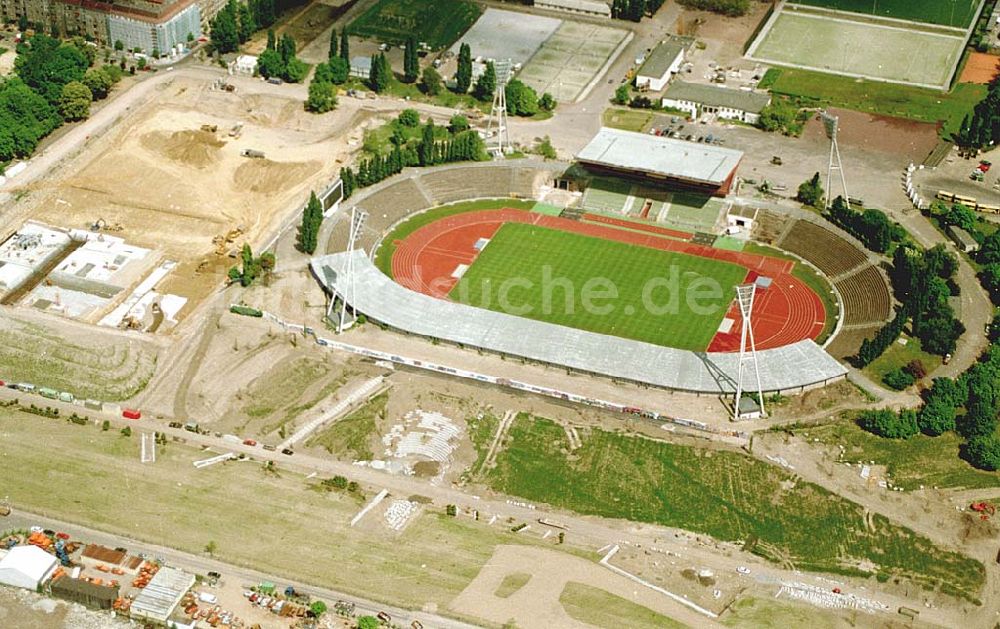 Luftaufnahme Berlin / Friedrichshain - 24.05.1994 Radsporthalle-Baustelle auf dem Gelände der ehemaligen Seelenbinderhalle