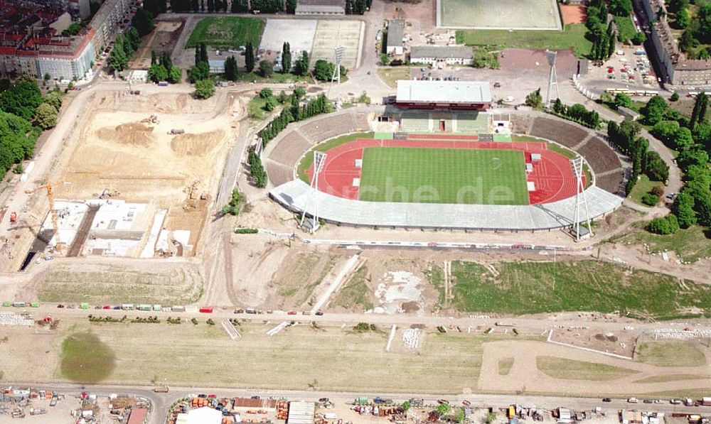 Berlin / Friedrichshain von oben - 24.05.1994 Radsporthalle-Baustelle auf dem Gelände der ehemaligen Seelenbinderhalle