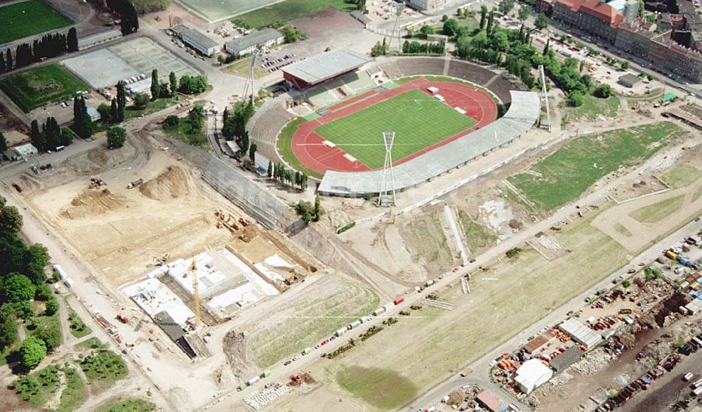 Berlin / Friedrichshain von oben - 24.05.1994 Radsporthalle-Baustelle auf dem Gelände der ehemaligen Seelenbinderhalle