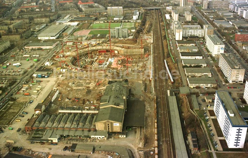 Berlin von oben - 13.02.95 Radsporthallenbau an der Landsberger Allee/ Storkower Straße