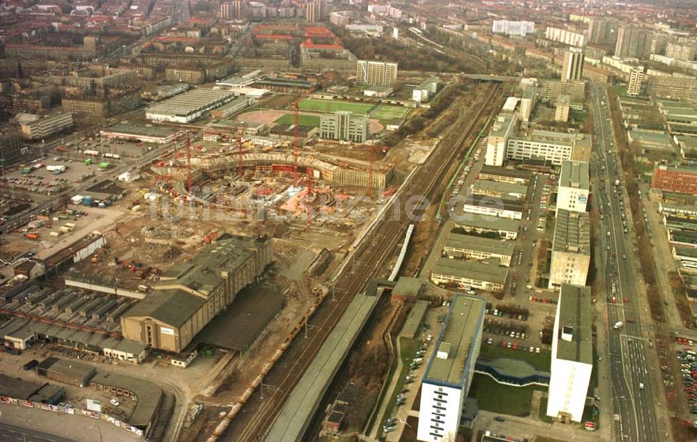 Berlin aus der Vogelperspektive: 13.02.95 Radsporthallenbau an der Landsberger Allee/ Storkower Straße