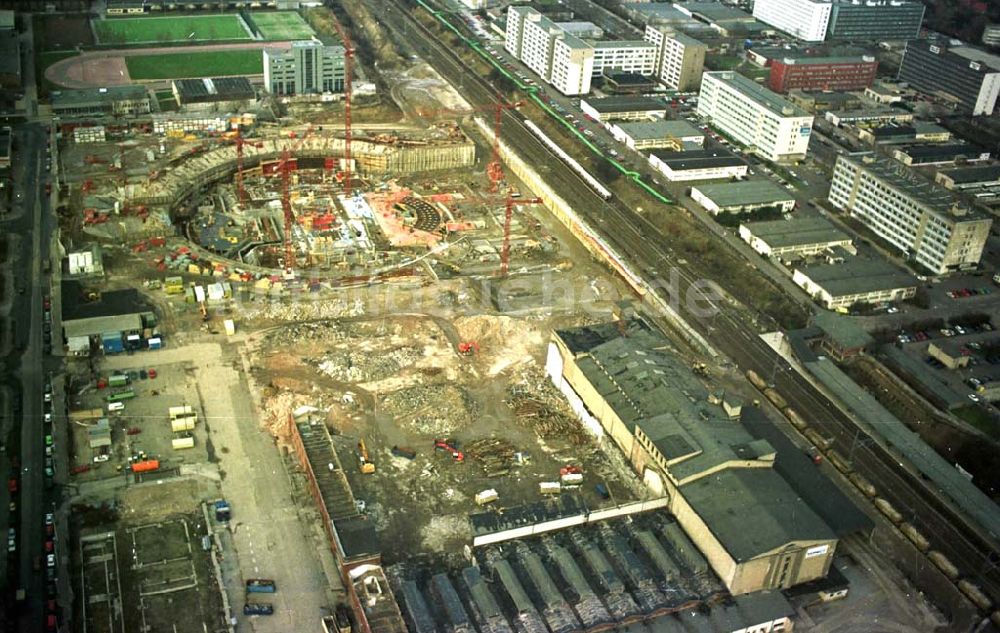 Berlin von oben - 13.02.95 Radsporthallenbau an der Landsberger Allee/ Storkower Straße