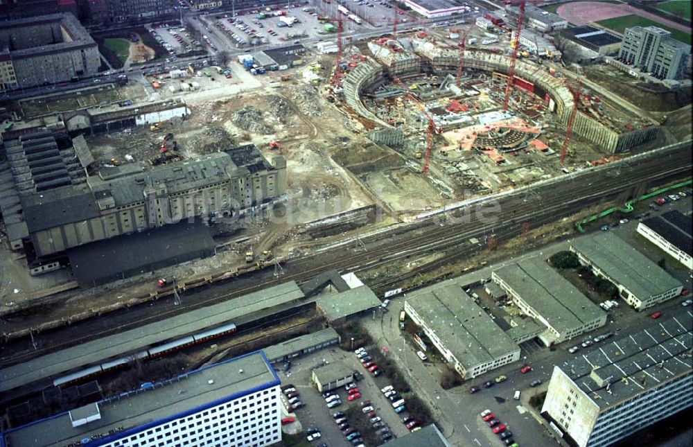 Berlin von oben - 13.02.95 Radsporthallenbau an der Landsberger Allee/ Storkower Straße