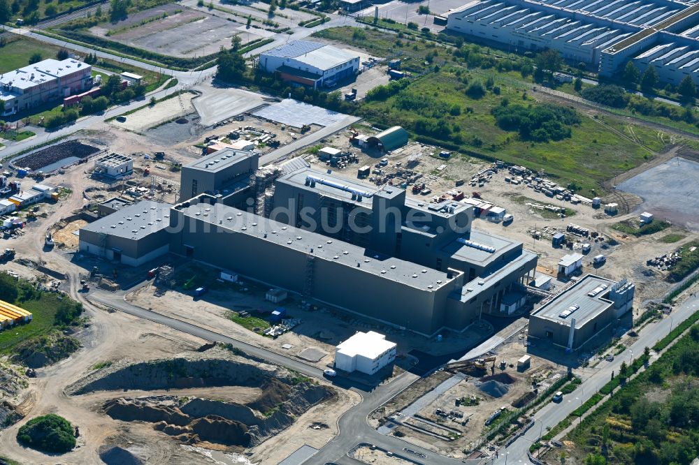 Wolfen aus der Vogelperspektive: Raffinerie- Werksgelände des Chemieproduzenten der AMG Lithium GmbH in Wolfen im Bundesland Sachsen-Anhalt, Deutschland