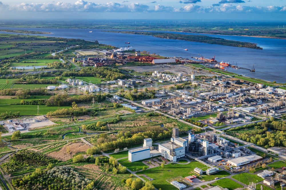 Stade von oben - Raffinerie- Werksgelände des Chemieproduzenten der Fa. Dow Chemie ,Olin in Stade im Bundesland Niedersachsen, Deutschland