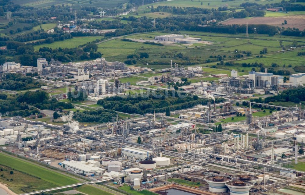 Stade von oben - Raffinerie- Werksgelände des Chemieproduzenten der Fa. Dow Chemie in Stade im Bundesland Niedersachsen, Deutschland