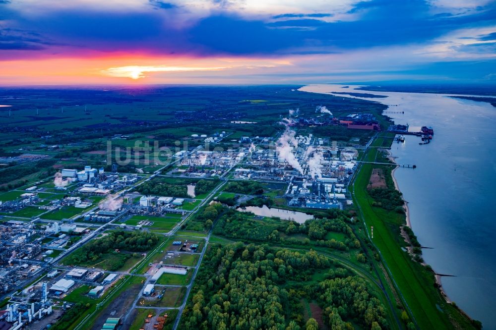 Luftbild Stade - Raffinerie- Werksgelände des Chemieproduzenten der Fa. Dow Chemie,und Olin in Stade im Bundesland Niedersachsen, Deutschland