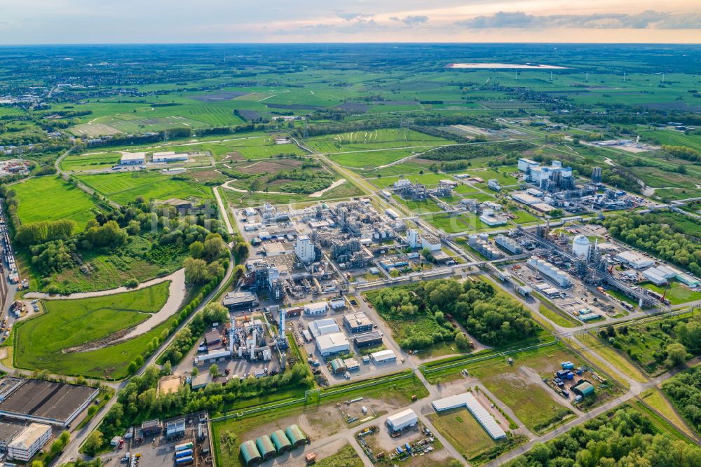 Stade aus der Vogelperspektive: Raffinerie- Werksgelände des Chemieproduzenten der Fa. Dow Chemie,und Olin in Stade im Bundesland Niedersachsen, Deutschland