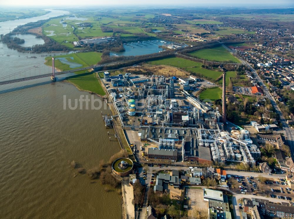 Emmerich am Rhein aus der Vogelperspektive: Raffinerie- Werksgelände des Chemieproduzenten KLK Emmerich GmbH in Emmerich am Rhein im Bundesland Nordrhein-Westfalen