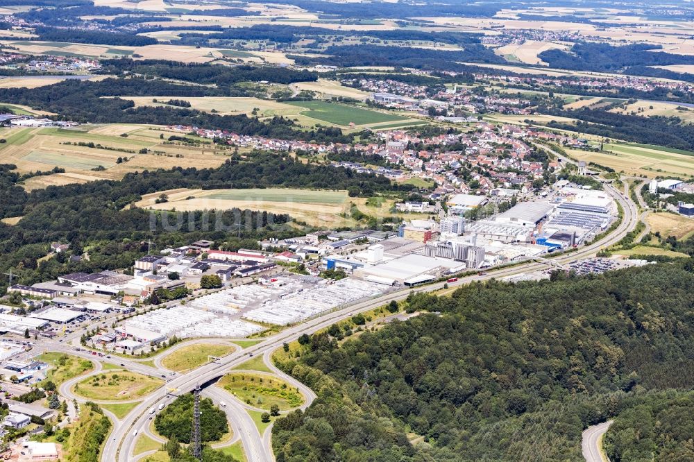 Pirmasens aus der Vogelperspektive: Raffinerie- Werksgelände des Chemieproduzenten Kömmerling Chemische Fabrik GmbH und der Jakob KECK Chemie GmbH in Pirmasens im Bundesland Rheinland-Pfalz, Deutschland