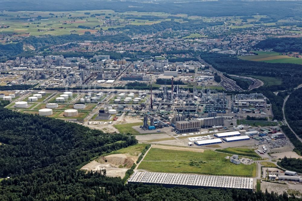 Luftbild Burghausen - Raffinerie- Werksgelände der Chemieproduzenten OMV, Borealis AG und Wacker in Burghausen im Bundesland Bayern