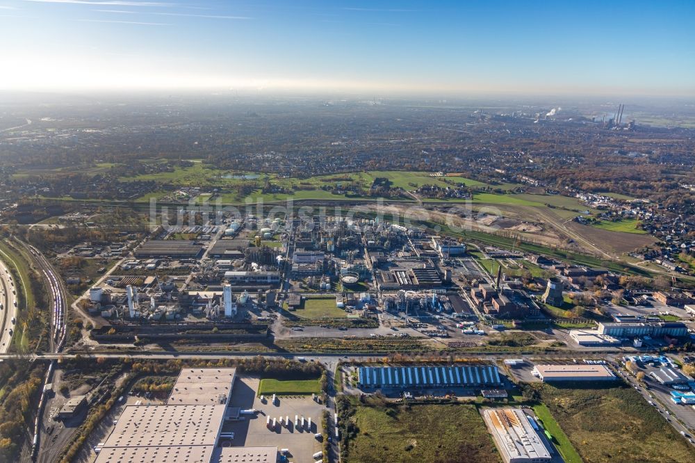 Oberhausen aus der Vogelperspektive: Raffinerie- Werksgelände des Chemieproduzenten OXEA Werk Ruhrchemie entlang der Weißensteinstraße in Oberhausen im Bundesland Nordrhein-Westfalen, Deutschland